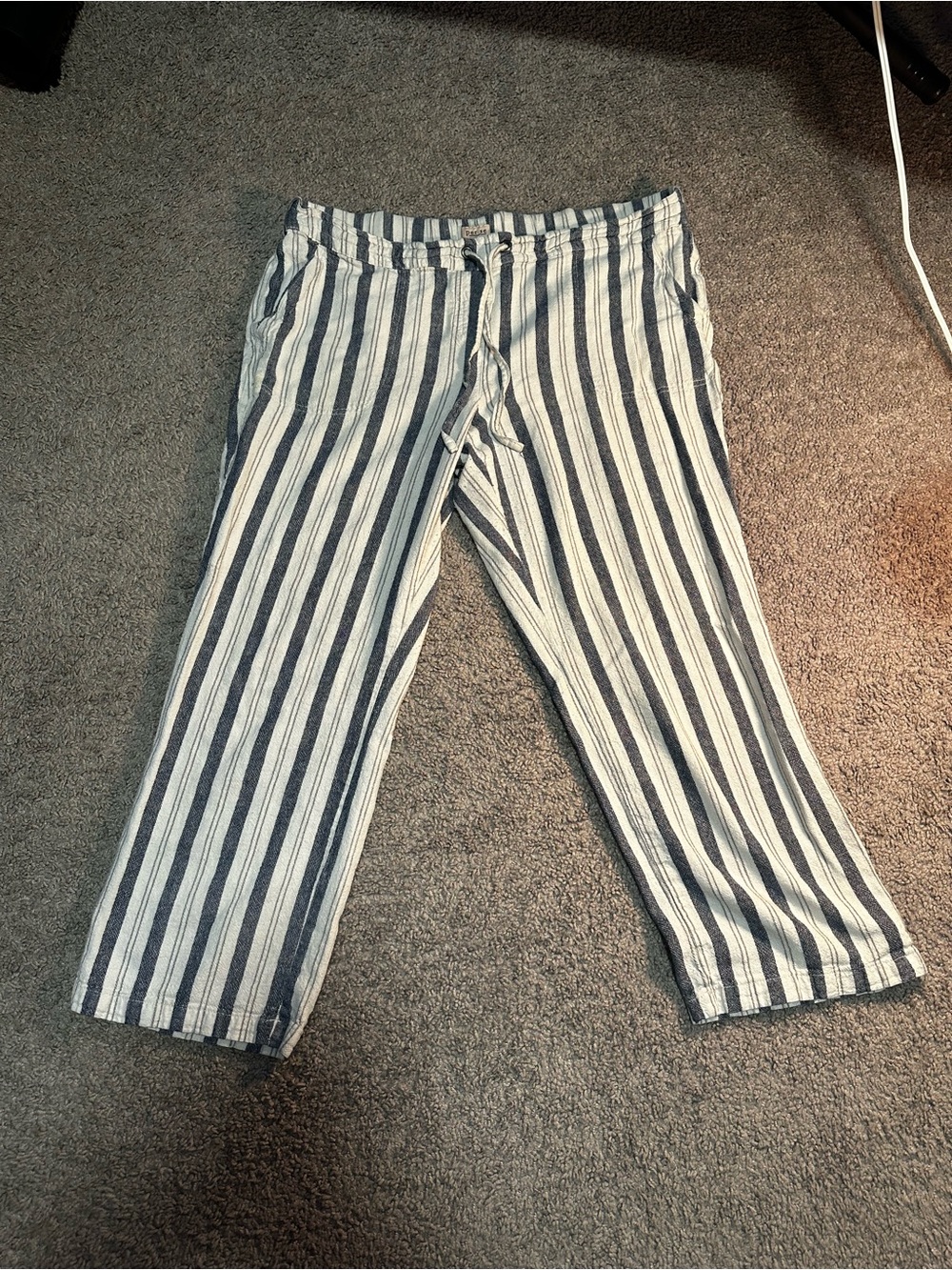Soft cropped Per Se drawstring pants